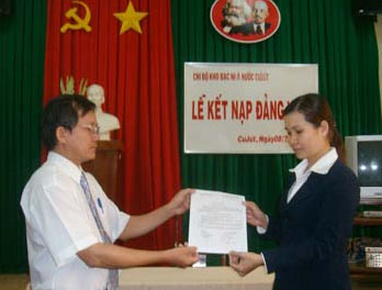 Kết nạp đảng viên mới tại KBNN Cư Jút