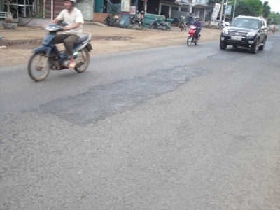 Lại chuyện vá đường bằng công nghệ 