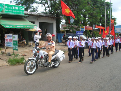 Học sinh trên địa bàn huyện Chư Jút tham gia diễu hành Tháng an toàn giao thông